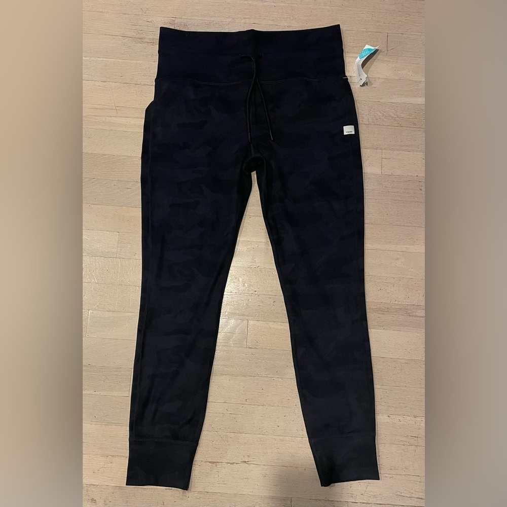 Brand new Vuori Daily Camo Leggings in size large.